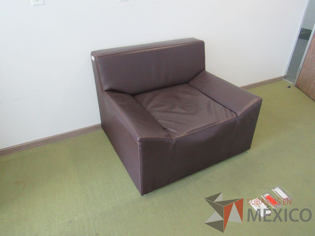 Lote 001 - Sillón de 1 plaza con asiento y respaldo tipo piel color café - Imagen 10