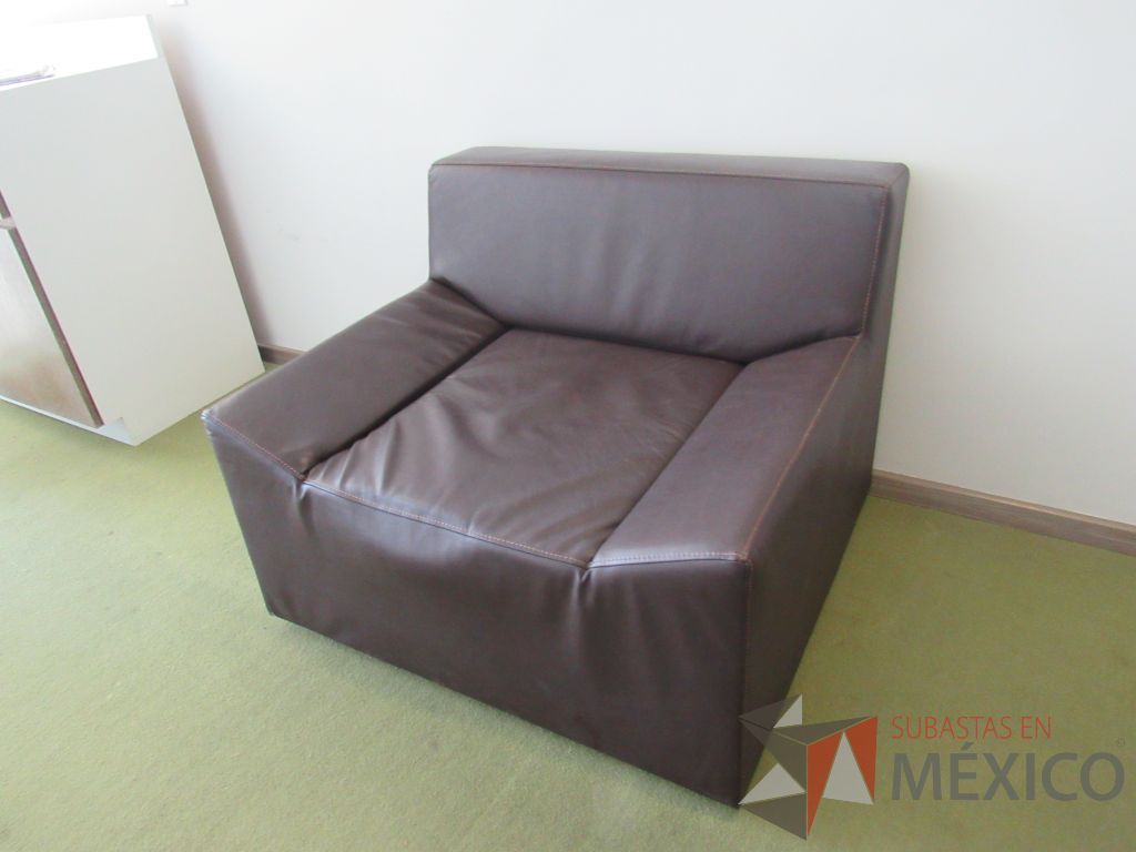 Lote 001 - Sillón de 1 plaza con asiento y respaldo tipo piel color café - Imagen 11