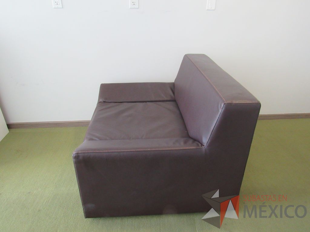 Lote 001 - Sillón de 1 plaza con asiento y respaldo tipo piel color café - Imagen 2