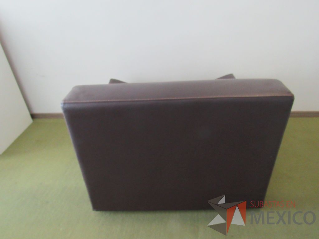 Lote 001 - Sillón de 1 plaza con asiento y respaldo tipo piel color café - Imagen 3