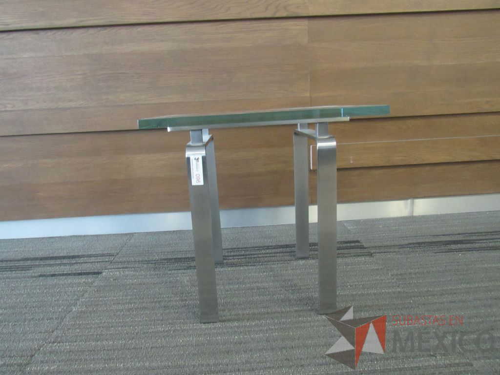 Lote 003 - Mesa de apoyo cuadrada con base metálica y cubierta de vidrio - Imagen 4