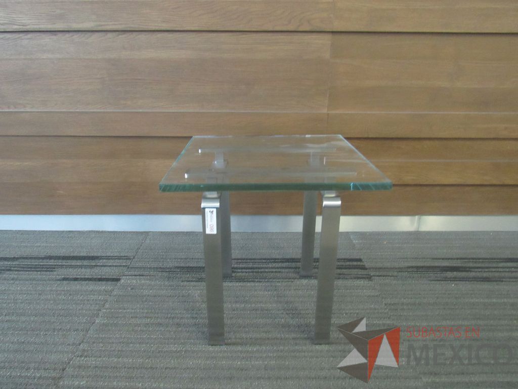 Lote 003 - Mesa de apoyo cuadrada con base metálica y cubierta de vidrio - Imagen 6