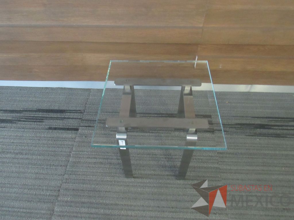 Lote 003 - Mesa de apoyo cuadrada con base metálica y cubierta de vidrio - Imagen 7