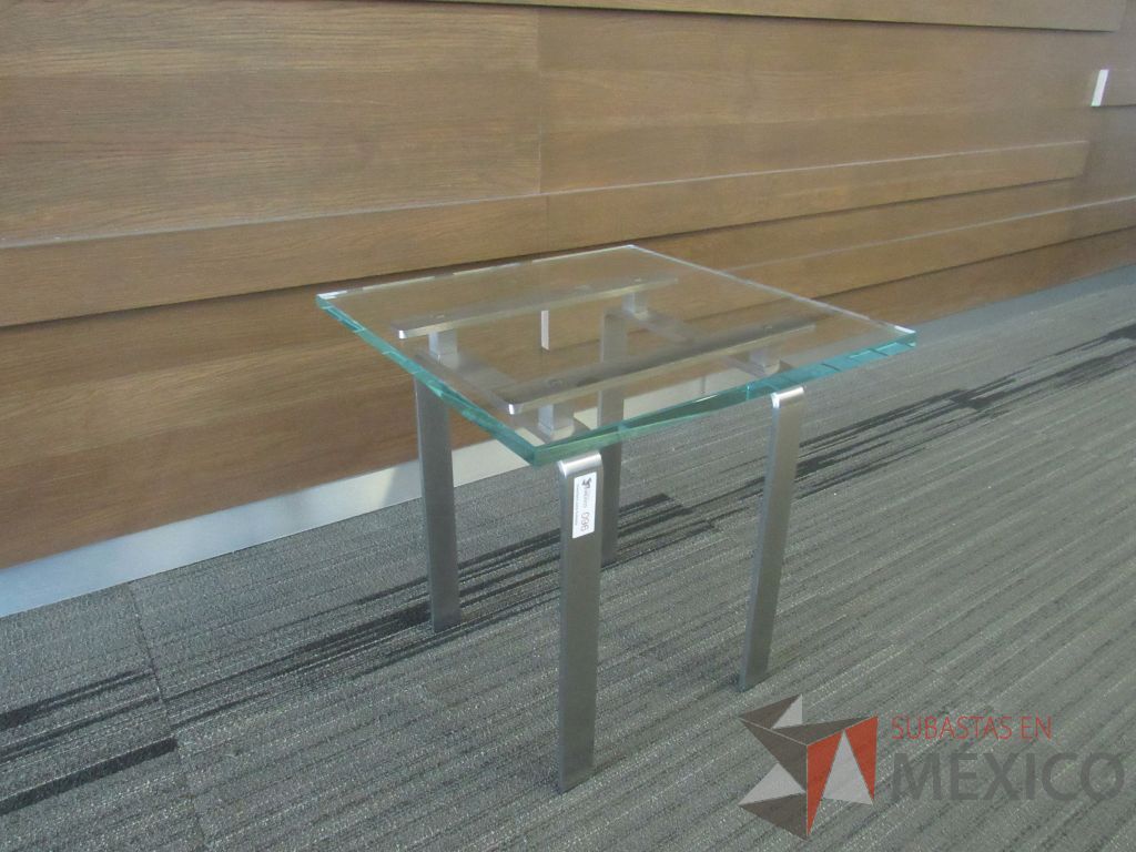 Lote 003 - Mesa de apoyo cuadrada con base metálica y cubierta de vidrio - Imagen 8