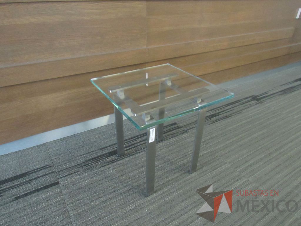 Lote 003 - Mesa de apoyo cuadrada con base metálica y cubierta de vidrio - Imagen 9