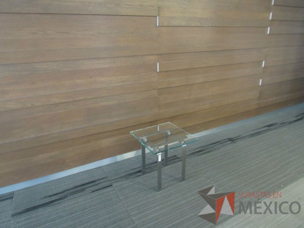 Lote 003 - Mesa de apoyo cuadrada con base metálica y cubierta de vidrio - Imagen 10