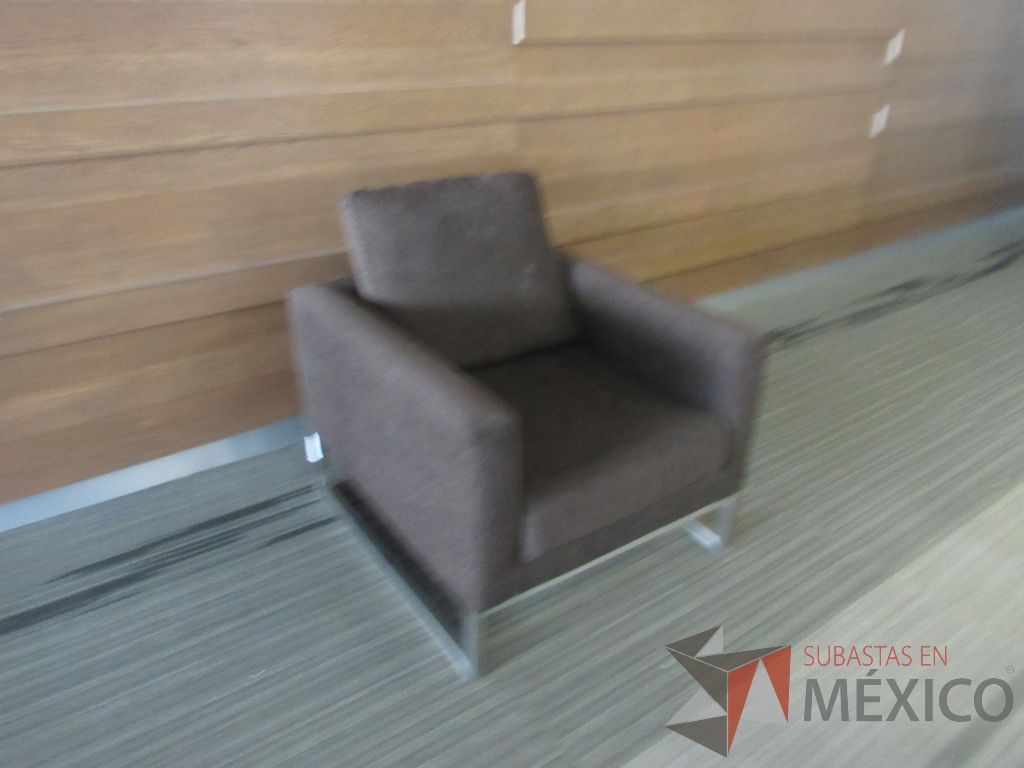 Lote 004 - Sillón de 1 plaza con base metálica, asiento y respaldo en tela color café - Imagen 3