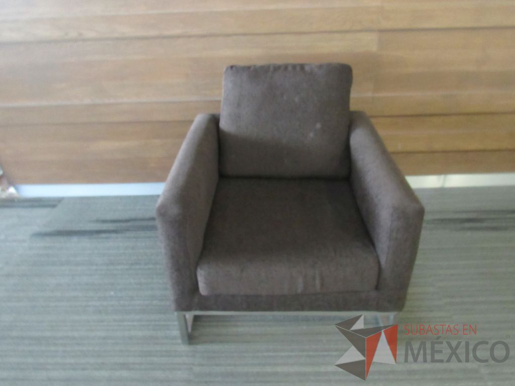 Lote 004 - Sillón de 1 plaza con base metálica, asiento y respaldo en tela color café - Imagen 4