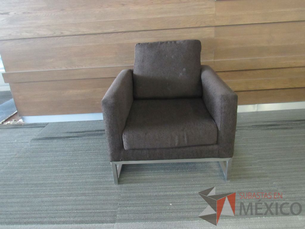 Lote 004 - Sillón de 1 plaza con base metálica, asiento y respaldo en tela color café - Imagen 6