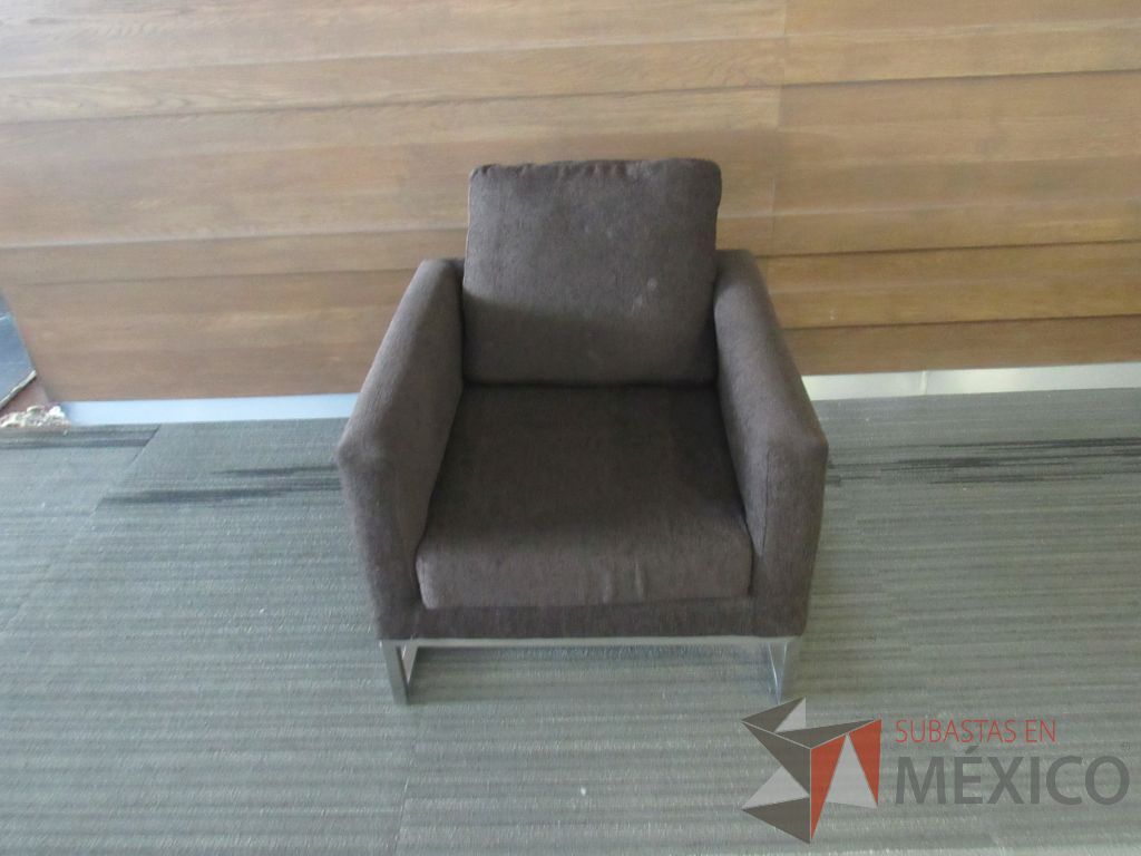 Lote 004 - Sillón de 1 plaza con base metálica, asiento y respaldo en tela color café - Imagen 7