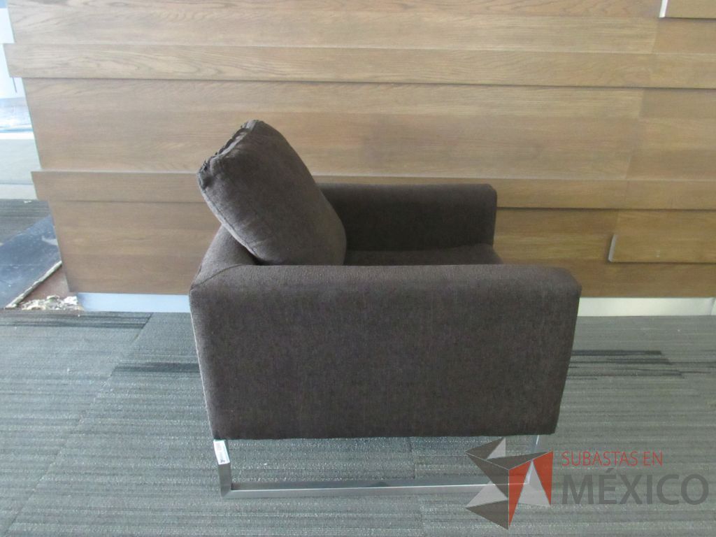Lote 004 - Sillón de 1 plaza con base metálica, asiento y respaldo en tela color café - Imagen 8