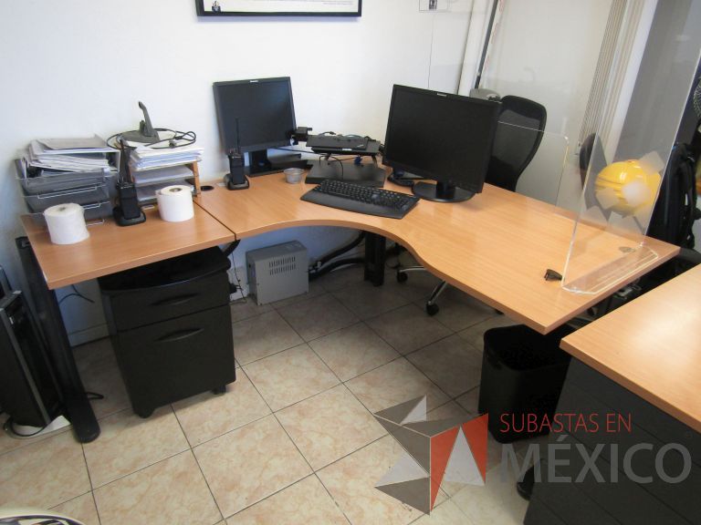 Lote 012 - Escritorio en escuadra con base metálica y cubierta curva color café - Imagen 2