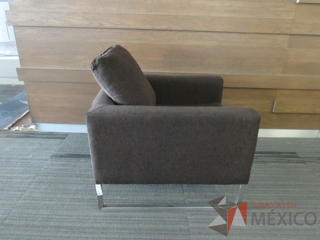 Lote 004 - Sillón de 1 plaza con base metálica, asiento y respaldo en tela color café - Imagen 9