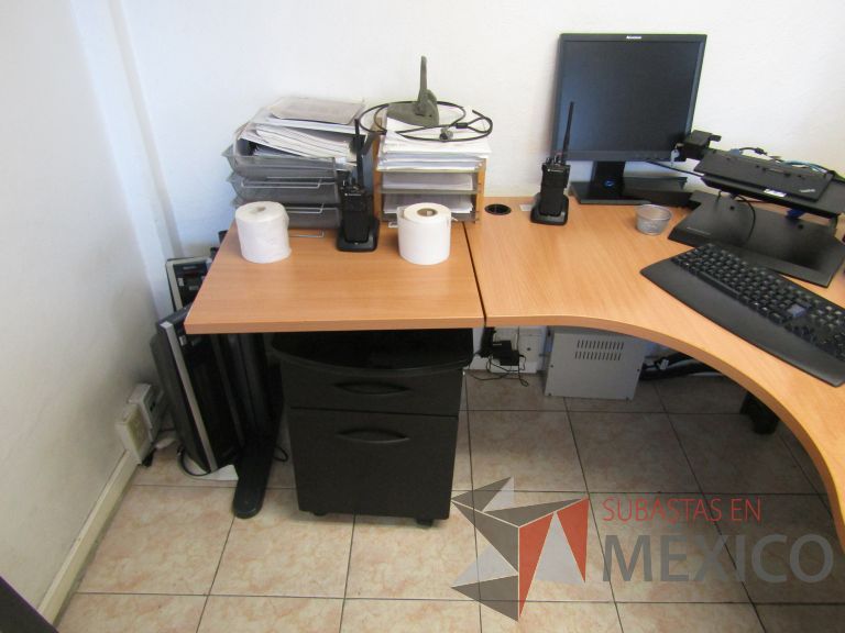 Lote 012 - Escritorio en escuadra con base metálica y cubierta curva color café - Imagen 3