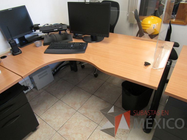 Lote 012 - Escritorio en escuadra con base metálica y cubierta curva color café - Imagen 4