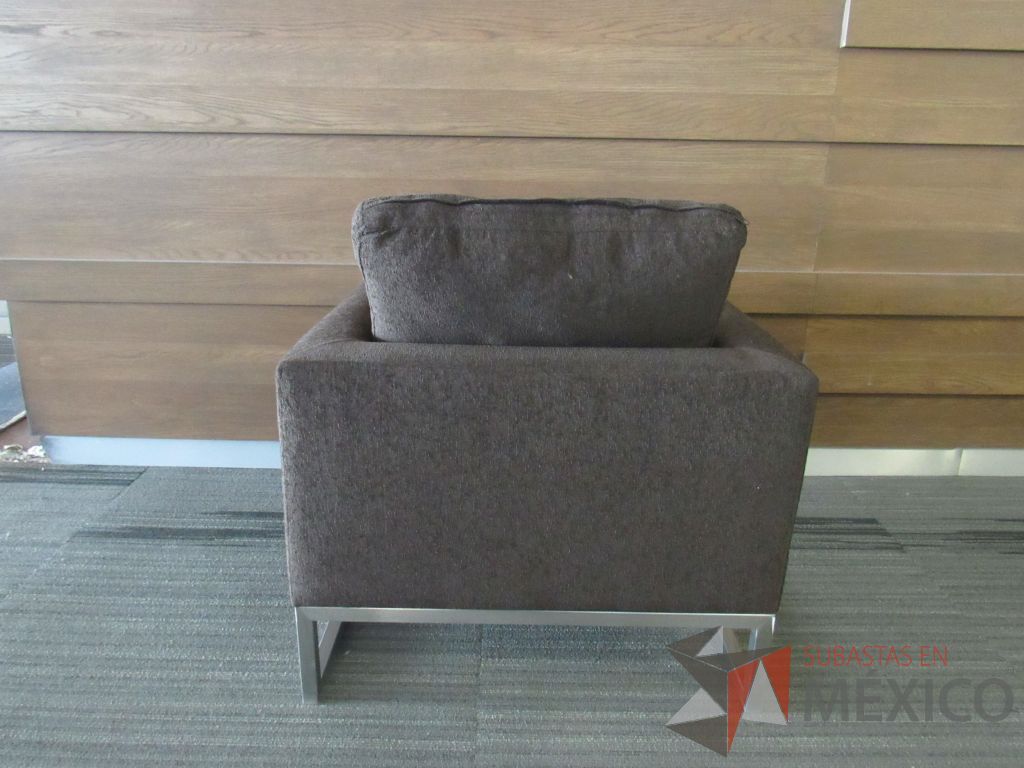 Lote 004 - Sillón de 1 plaza con base metálica, asiento y respaldo en tela color café - Imagen 11