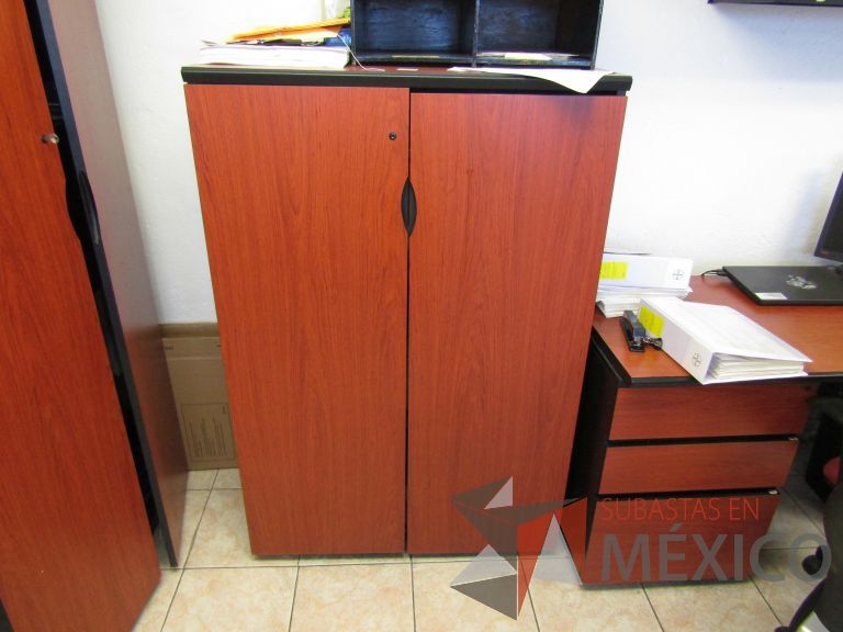 Lote 018 - Gabinete alto con 2 entrepaños color negro y 2 puertas color café