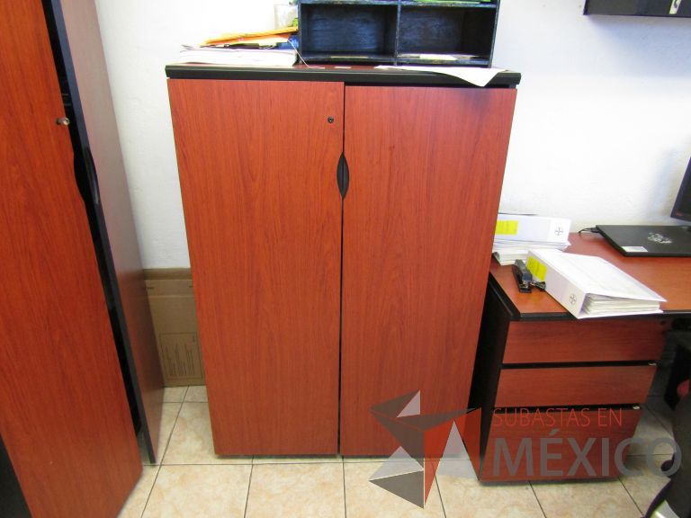 Lote 018 - Gabinete alto con 2 entrepaños color negro y 2 puertas color café - Imagen 2