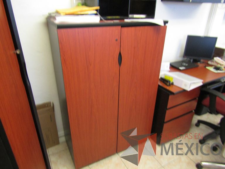Lote 018 - Gabinete alto con 2 entrepaños color negro y 2 puertas color café - Imagen 3