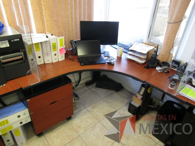 Lote 053 - Escritorio en escuadra con base metálica y cubierta curva color café - Imagen 5