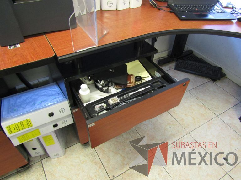 Lote 053 - Escritorio en escuadra con base metálica y cubierta curva color café - Imagen 2