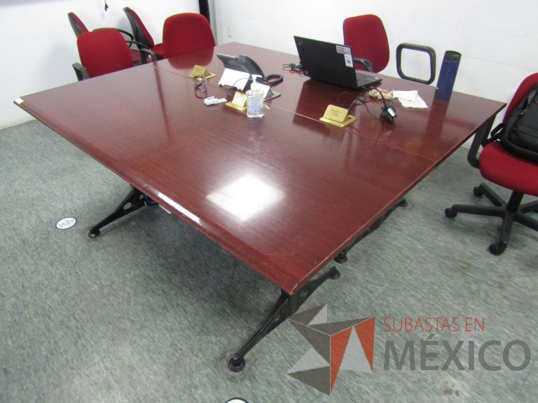 Lote 003 - Mesa de sala de juntas para 8 personas en 2 piezas con base metálica y cubierta color vino