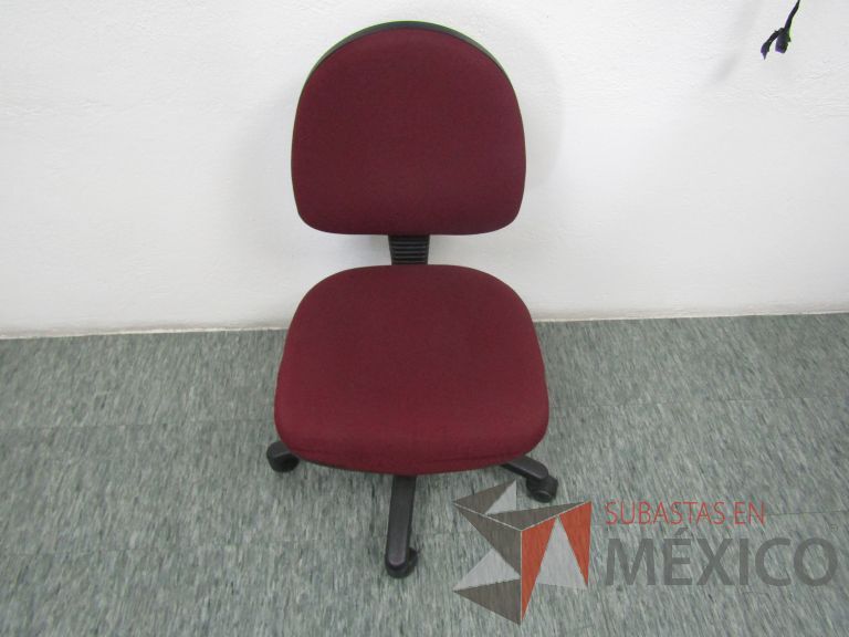 Lote 042 - Silla secretarial con ruedas, asiento y respaldo en tela color rojo