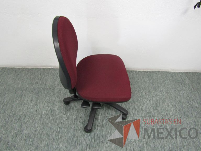 Lote 042 - Silla secretarial con ruedas, asiento y respaldo en tela color rojo - Imagen 3