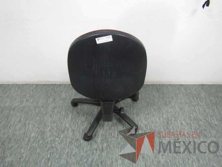 Lote 042 - Silla secretarial con ruedas, asiento y respaldo en tela color rojo - Imagen 4