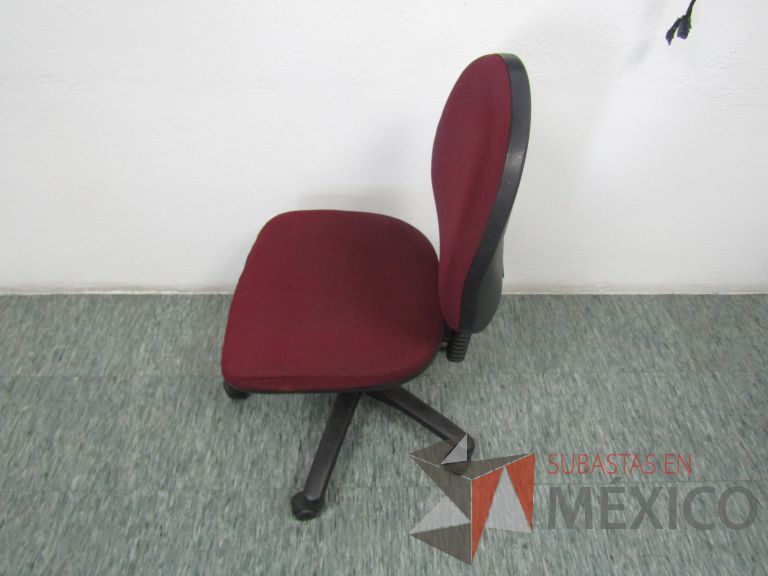 Lote 042 - Silla secretarial con ruedas, asiento y respaldo en tela color rojo - Imagen 2