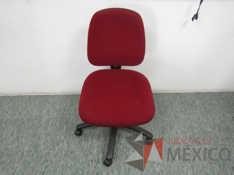 Lote 043 - 4 Sillas secretariales con ruedas, asiento y respaldo en tela color rojo