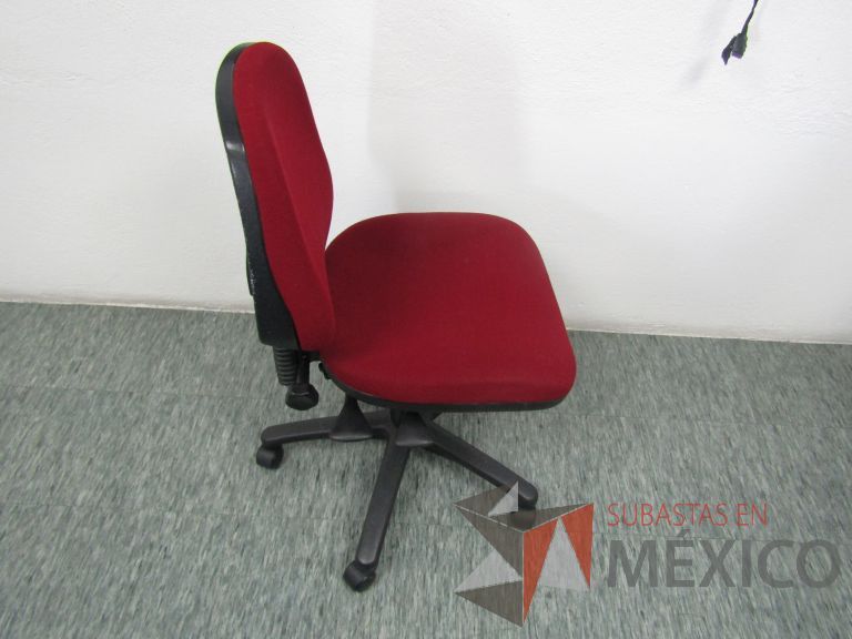 Lote 043 - 4 Sillas secretariales con ruedas, asiento y respaldo en tela color rojo - Imagen 3