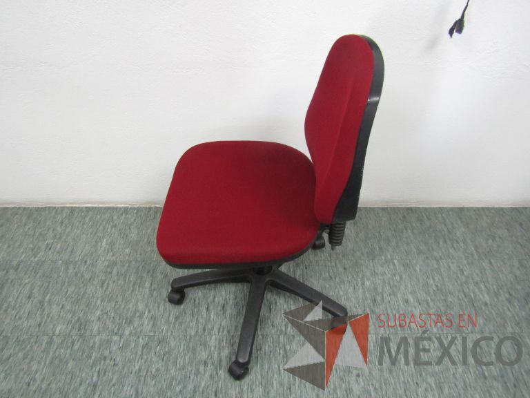Lote 043 - 4 Sillas secretariales con ruedas, asiento y respaldo en tela color rojo - Imagen 2