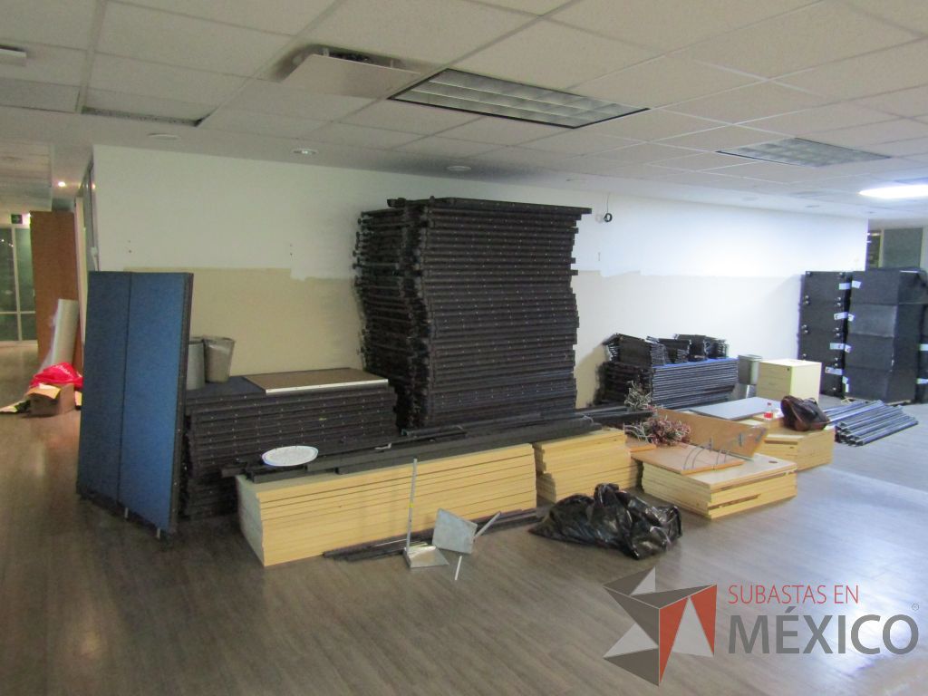 Lote 021 - Estación de trabajo desarmada para 50 personas, con cubiertas, mamparas, herrajes y tornillería incluida. - Imagen 7