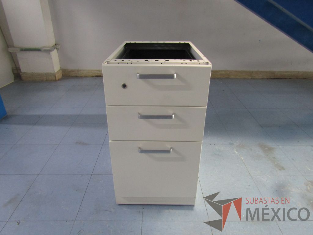 Lote 064 - 3 Archiveros verticales de 3 cajones de pedestal color blanco