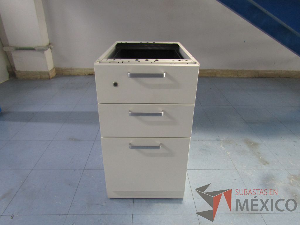 Lote 064 - 3 Archiveros verticales de 3 cajones de pedestal color blanco - Imagen 3