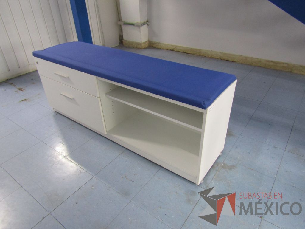 Lote 076 - Credenza con 2 cajones y 1 entrepaño con cojín en tela color azul - Imagen 4