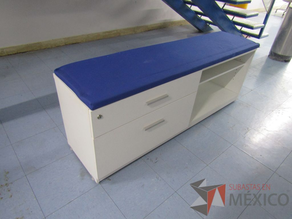 Lote 076 - Credenza con 2 cajones y 1 entrepaño con cojín en tela color azul - Imagen 5