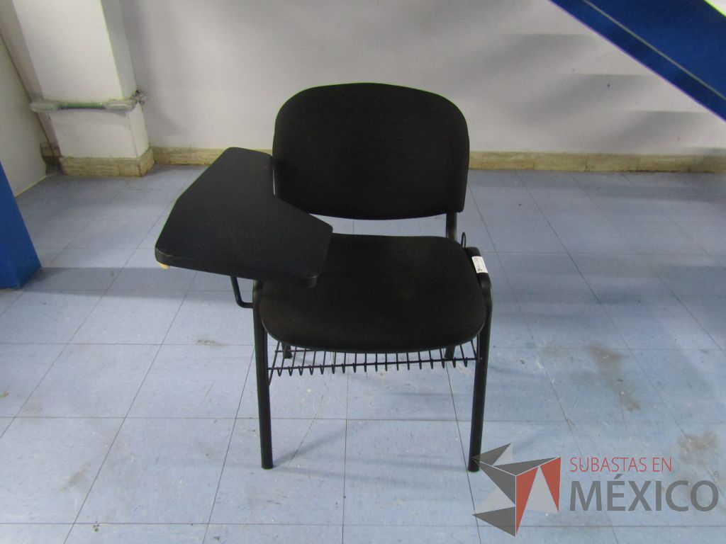 Lote 080 - Silla con paleta, asiento y respaldo en tela color negro