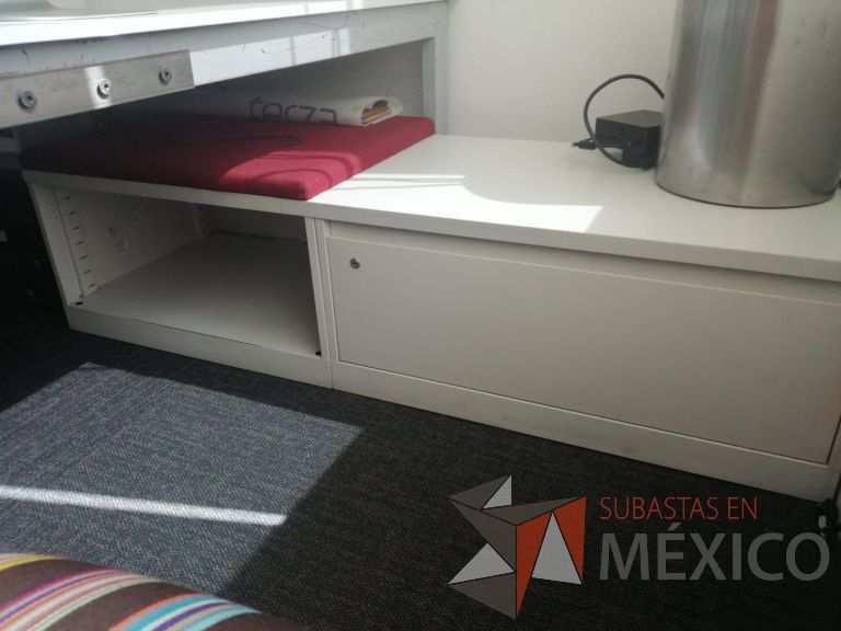 Lote 002 - Credenza con 1 cajón, 1 espacio para guardar y 1 cojín color rojo - Imagen 2