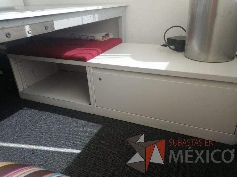Lote 002 - Credenza con 1 cajón, 1 espacio para guardar y 1 cojín color rojo - Imagen 3