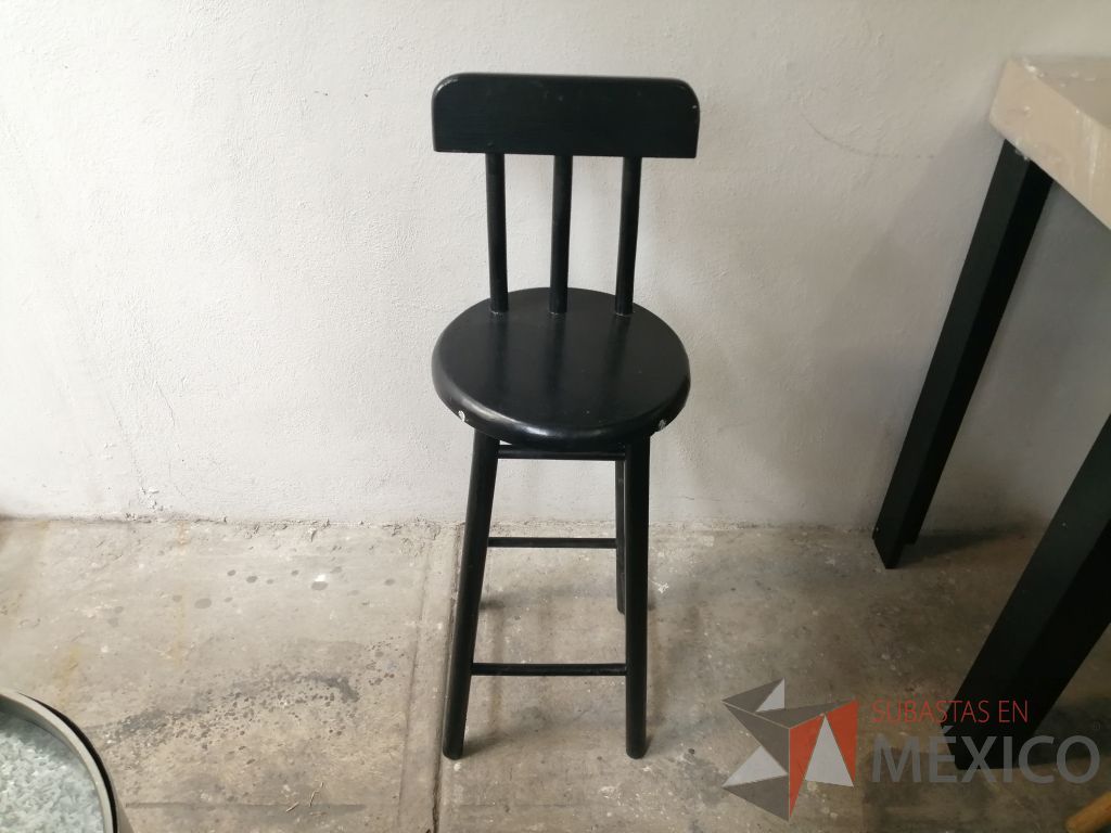 Lote 114 - 7 Sillas altas con asiento y respaldo en color negro