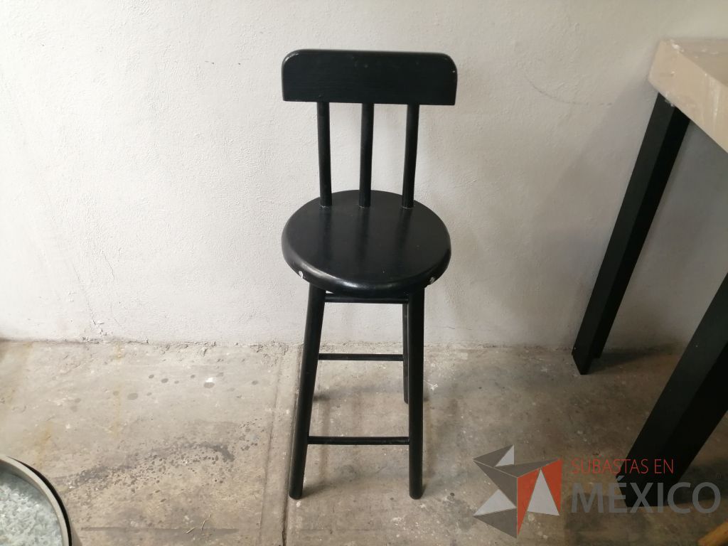 Lote 114 - 7 Sillas altas con asiento y respaldo en color negro - Imagen 2