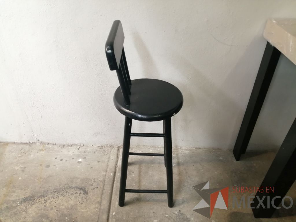 Lote 114 - 7 Sillas altas con asiento y respaldo en color negro - Imagen 4