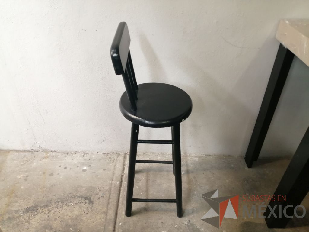 Lote 114 - 7 Sillas altas con asiento y respaldo en color negro - Imagen 5