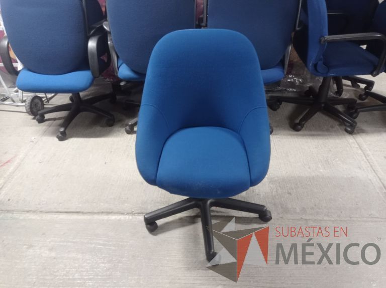 Lote 006 - 25 Sillas asiento y respaldo de tela color azul con descansabrazos y ruedas, diferentes modelos - Imagen 2