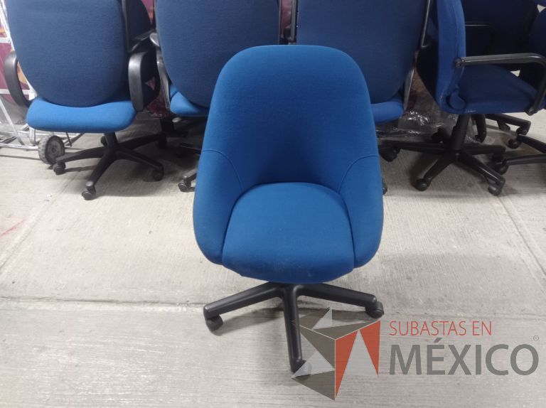 Lote 006 - 25 Sillas asiento y respaldo de tela color azul con descansabrazos y ruedas, diferentes modelos - Imagen 3