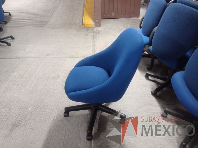 Lote 006 - 25 Sillas asiento y respaldo de tela color azul con descansabrazos y ruedas, diferentes modelos - Imagen 4