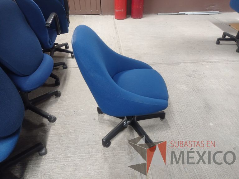 Lote 006 - 25 Sillas asiento y respaldo de tela color azul con descansabrazos y ruedas, diferentes modelos - Imagen 5
