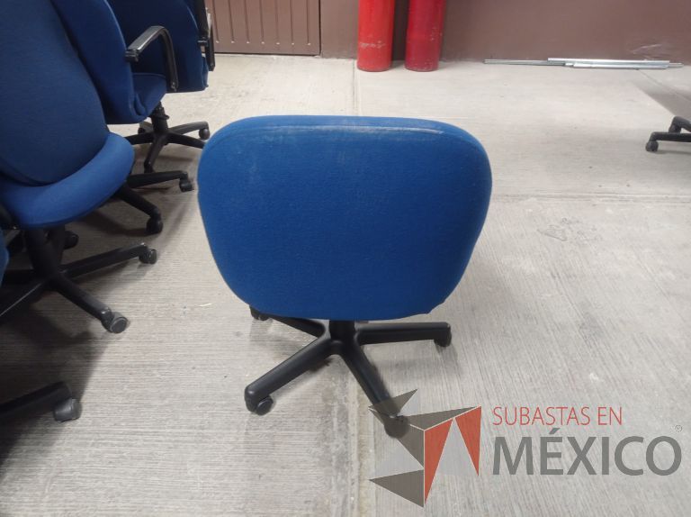 Lote 006 - 25 Sillas asiento y respaldo de tela color azul con descansabrazos y ruedas, diferentes modelos - Imagen 6